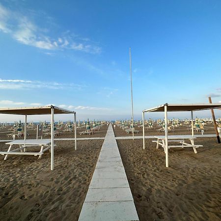 Hotel Neyra Beach Ρίμινι Εξωτερικό φωτογραφία