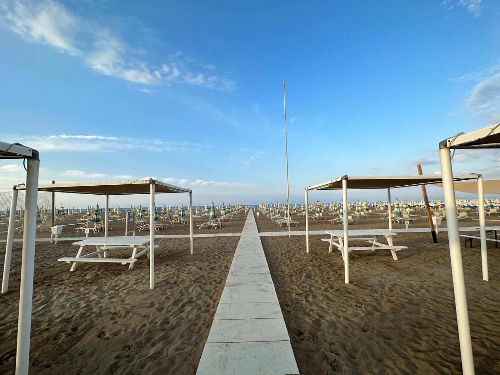 Hotel Neyra Beach Ρίμινι Εξωτερικό φωτογραφία