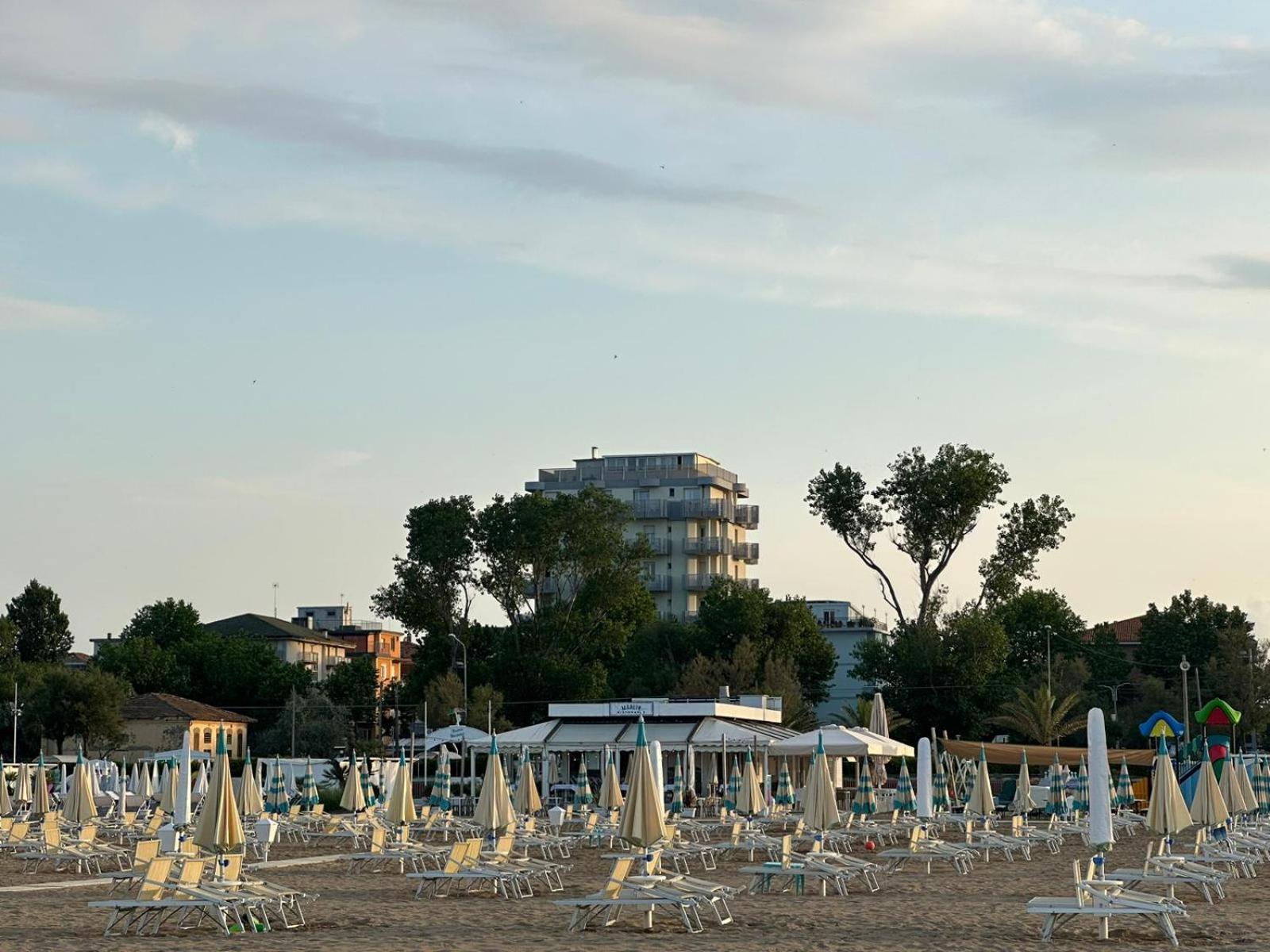 Hotel Neyra Beach Ρίμινι Εξωτερικό φωτογραφία
